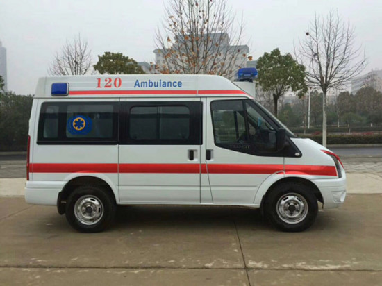 福特新世代V348短軸中頂救護(hù)車