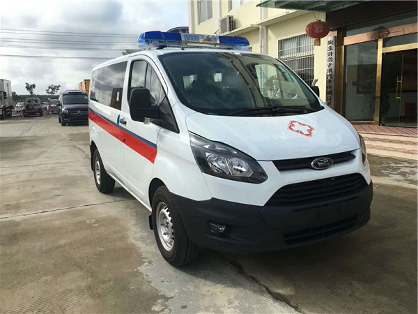 福特全順短軸低頂救護(hù)車(chē)